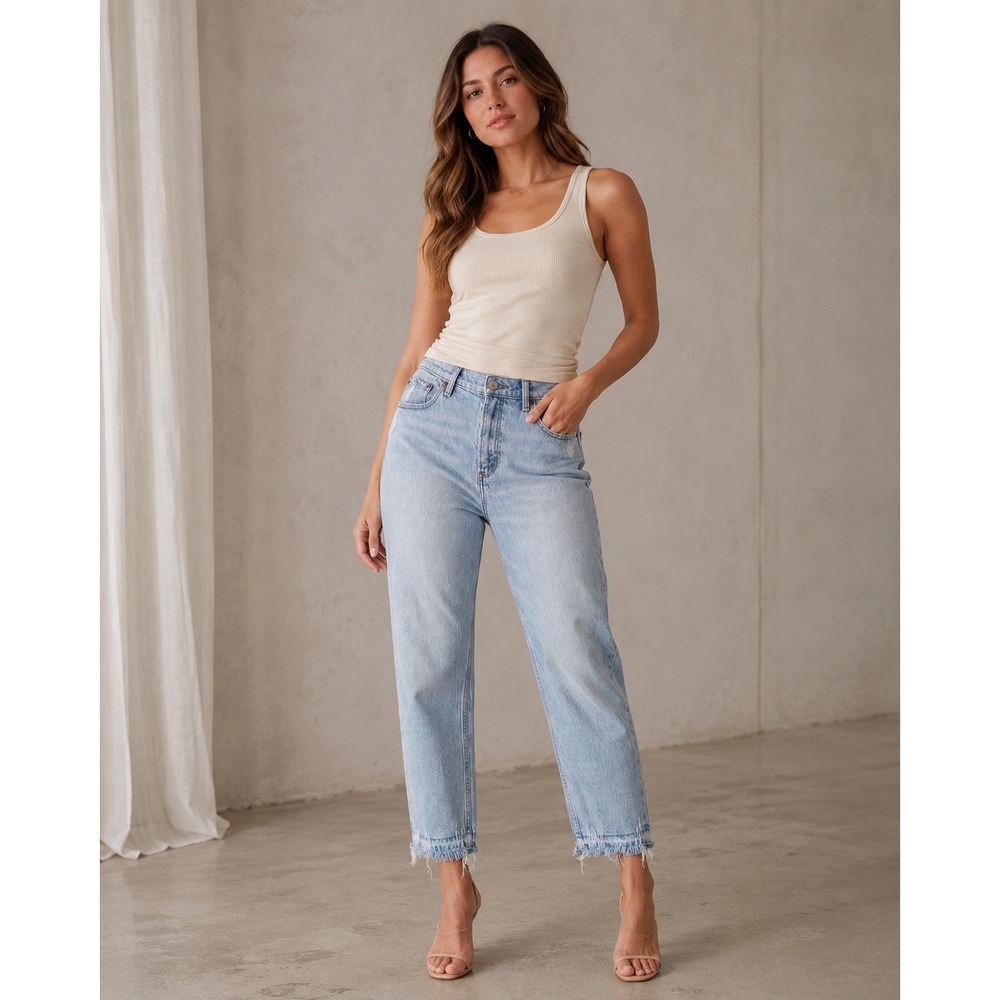 Abercrombie & Fitch High Rise Mom Jeans Light Wash Frayed Hem Size 33 16s Short
